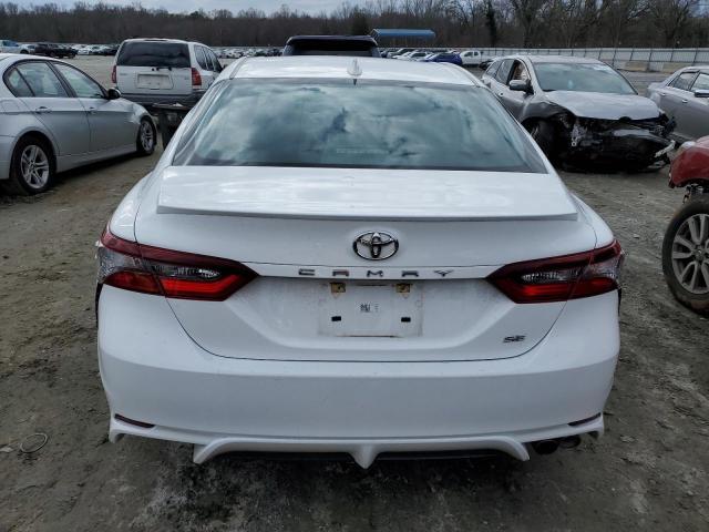 4T1G11AK8MU484611 - 2021 TOYOTA CAMRY SE WHITE photo 6