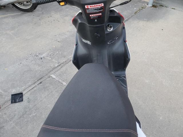 LL0TCAPD6KG100011 - 2019 YONG MOPED WHITE photo 5