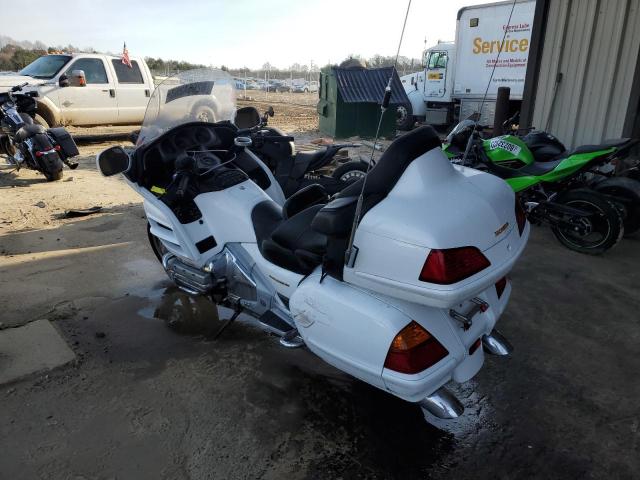 1HFSC47054A303827 - 2004 HONDA GL1800 WHITE photo 3