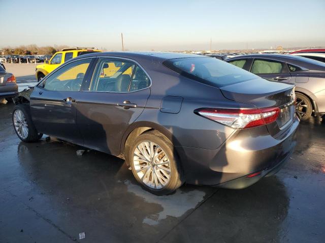 4T1B11HK2JU063351 - 2018 TOYOTA CAMRY L GRAY photo 2