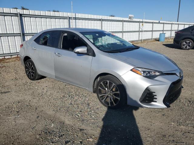 5YFBURHE1HP676668 - 2017 TOYOTA COROLLA L SILVER photo 4