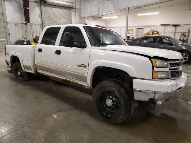 1GCHK232X5F896009 - 2005 CHEVROLET SILVERADO K2500 HEAVY DUTY WHITE photo 4