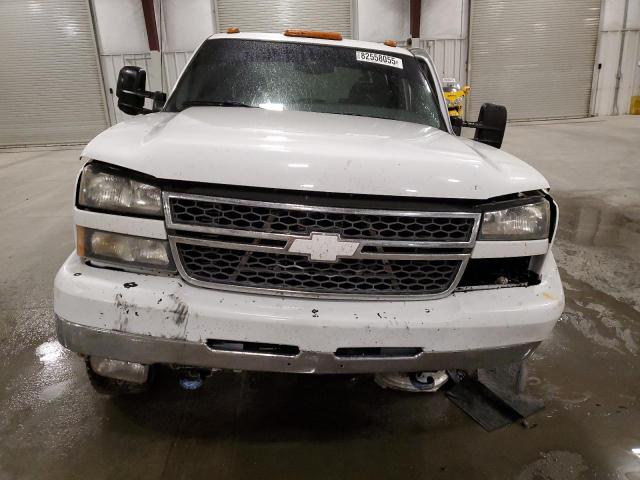 1GCHK232X5F896009 - 2005 CHEVROLET SILVERADO K2500 HEAVY DUTY WHITE photo 5