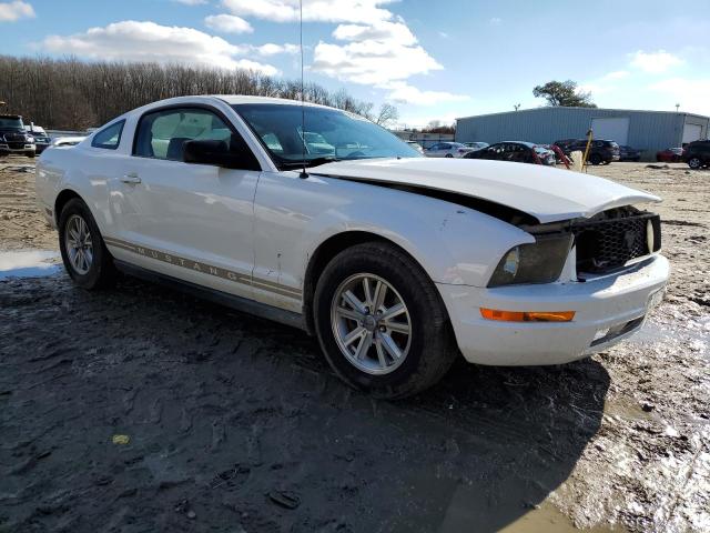 1ZVFT80NX65101566 - 2006 FORD MUSTANG WHITE photo 4