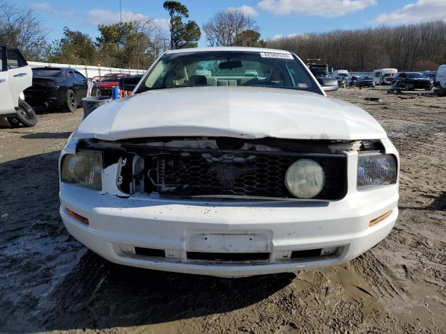 1ZVFT80NX65101566 - 2006 FORD MUSTANG WHITE photo 5