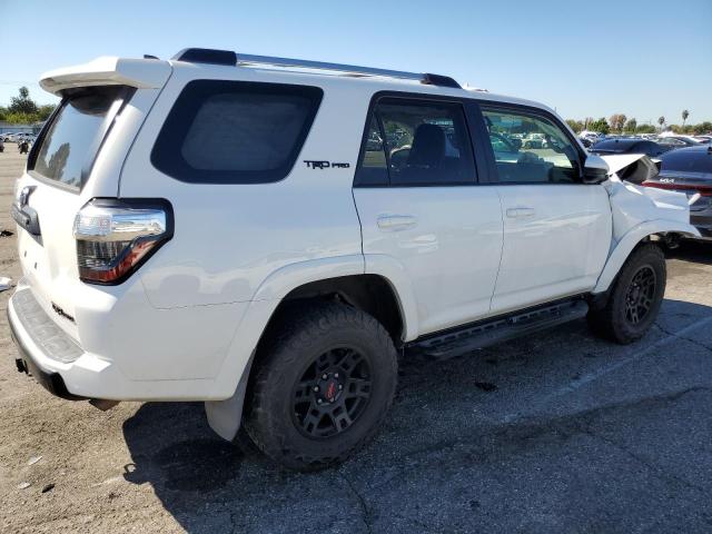 JTEBU5JR2H5443994 - 2017 TOYOTA 4RUNNER SR5/SR5 PREMIUM WHITE photo 3