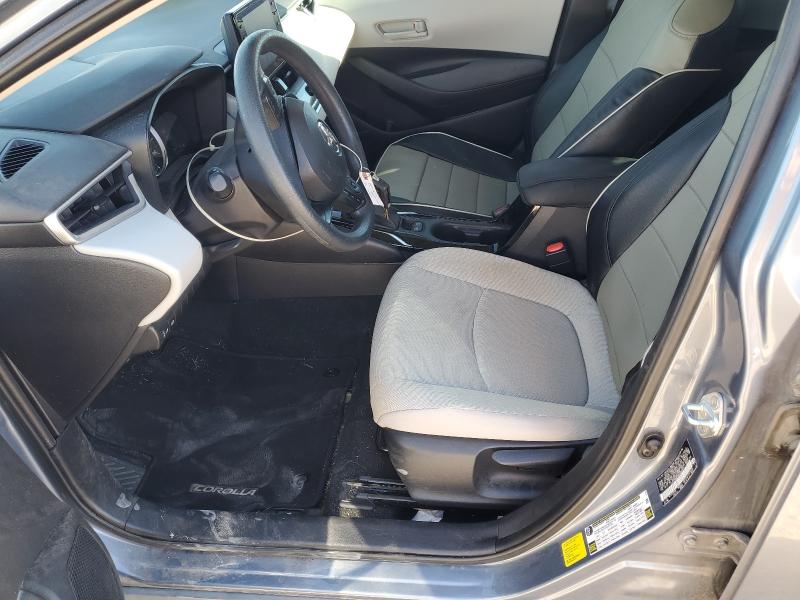 5YFEPMAE8NP366191 - 2022 TOYOTA COROLLA LE فضي صورة 7