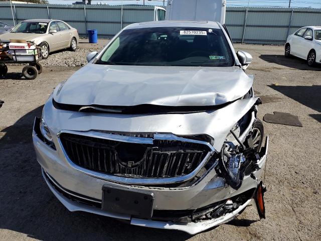 1G4ZR5SS6JU138138 - 2018 BUICK LACROSSE PREMIUM Сріблястий фото 5