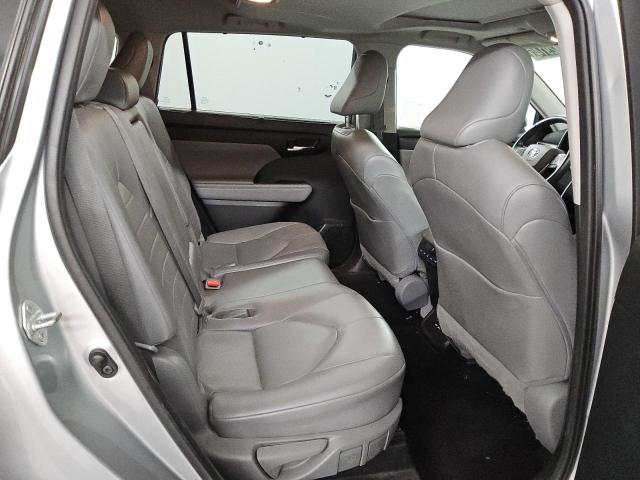5TDHZRAH5MS537192 - 2021 TOYOTA HIGHLANDER XLE SILVER photo 11