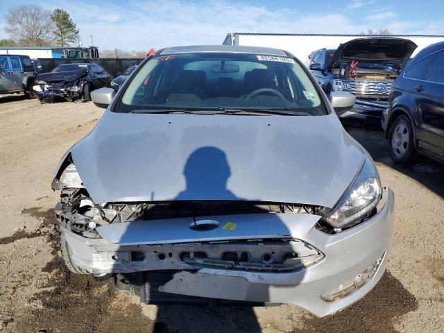 1FADP3F24JL299375 - 2018 FORD FOCUS SE SILVER photo 5