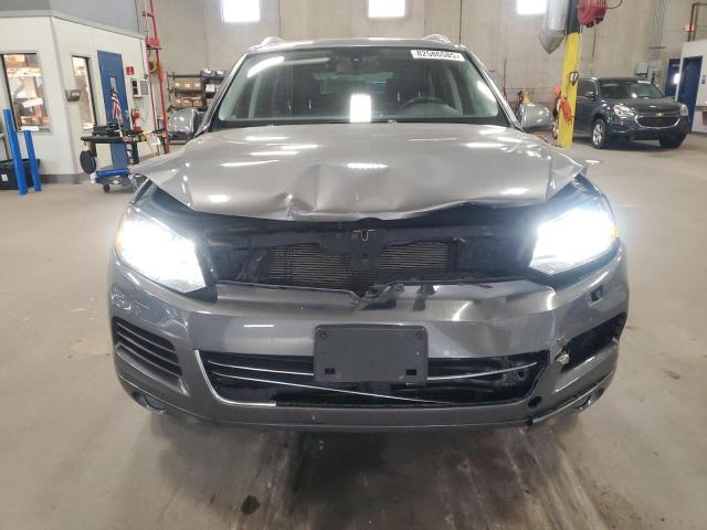 WVGEF9BP4DD006042 - 2013 VOLKSWAGEN TOUAREG V6 灰色 照片 5