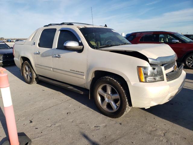 3GNMCGE00DG234271 - 2013 CHEVROLET AVALANCHE LTZ WHITE photo 4