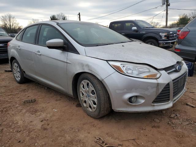 1FAHP3F21CL246783 - 2012 FORD FOCUS SE SILVER photo 4