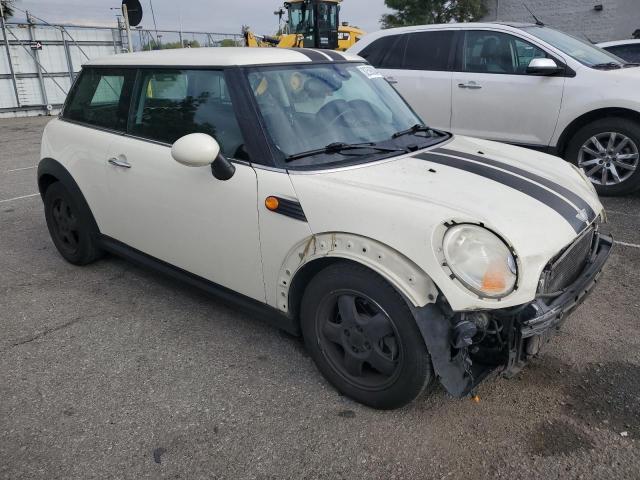WMWMF33588TT67342 - 2008 MINI COOPER WHITE photo 4