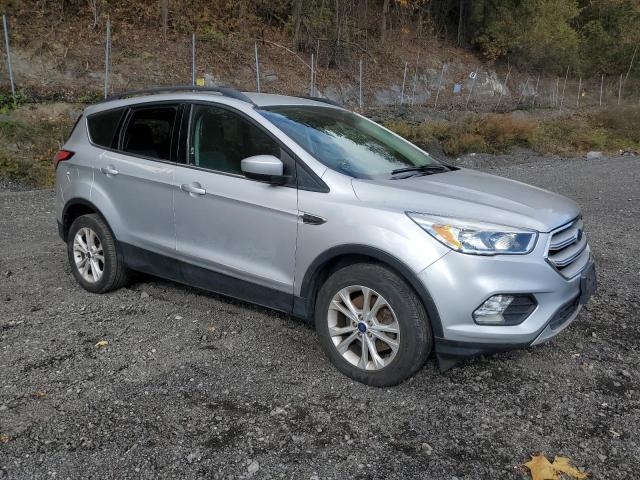 1FMCU9GD2JUC24956 - 2018 FORD ESCAPE SE Silber Foto 4