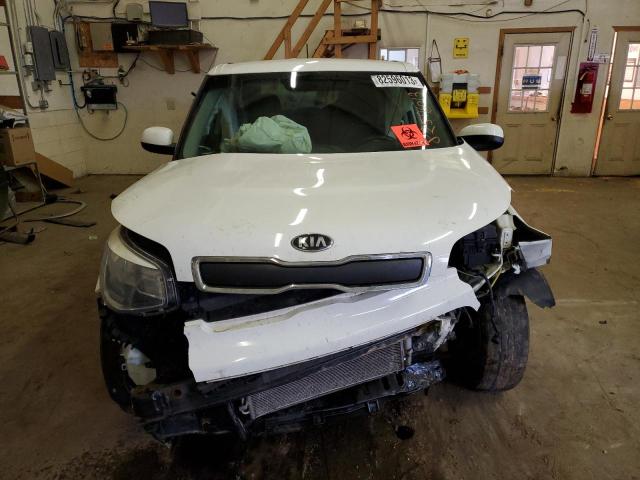 KNDJN2A22F7131643 - 2015 KIA SOUL WHITE photo 5