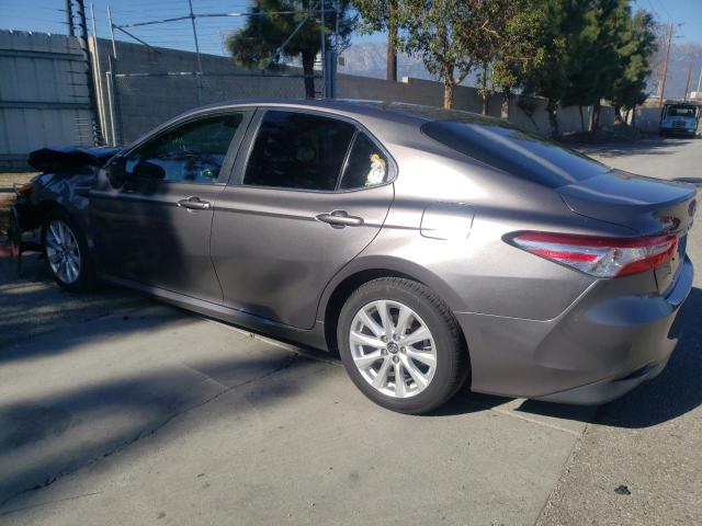 4T1B11HK5JU009154 - 2018 TOYOTA CAMRY L GRAY photo 2