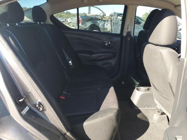 3N1CN7AP9JL886524 - 2018 NISSAN VERSA S ვერცხლისფერი ფოტო 10