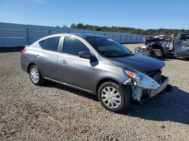 3N1CN7AP9JL886524 - 2018 NISSAN VERSA S ვერცხლისფერი ფოტო 4