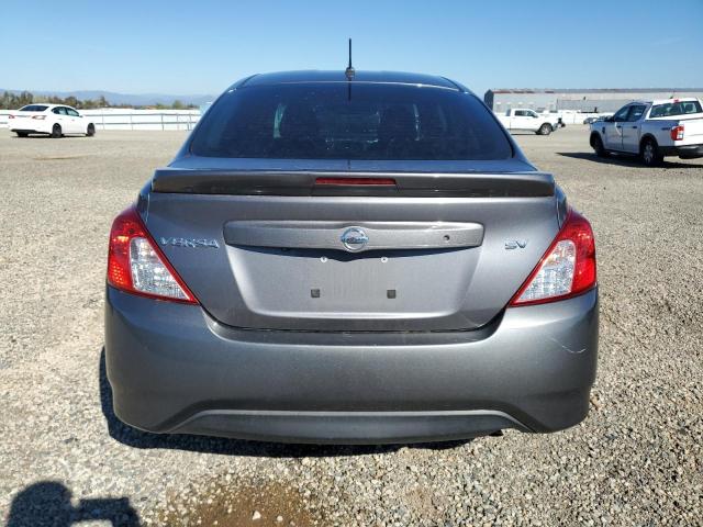 3N1CN7AP9JL886524 - 2018 NISSAN VERSA S ვერცხლისფერი ფოტო 6