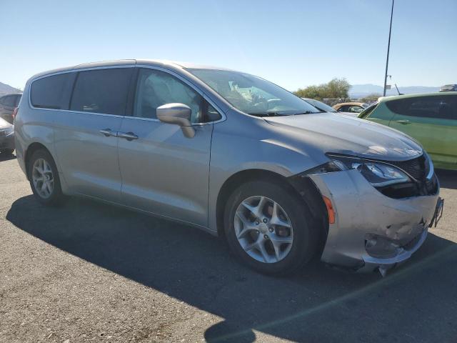2C4RC1FGXJR365558 - 2018 CHRYSLER PACIFICA TOURING PLUS Srebrny zdjęcie 4