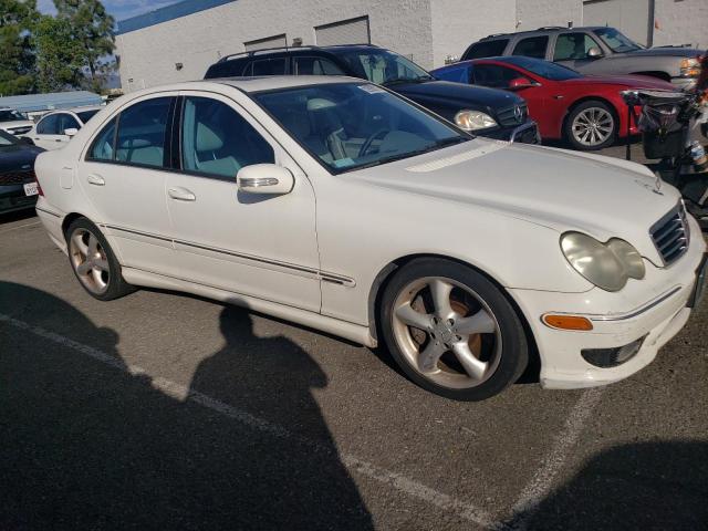 WDBRF64J05F576363 - 2005 MERCEDES-BENZ C 320 WHITE photo 4