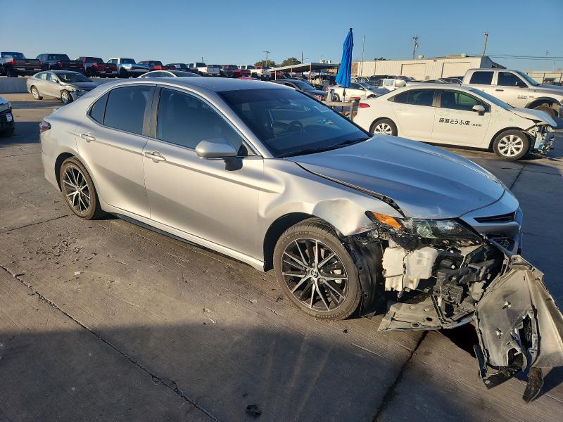 4T1G11AK8NU661868 - 2022 TOYOTA CAMRY SE SILVER photo 4
