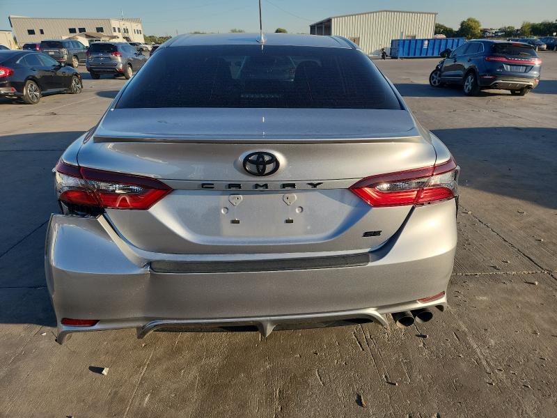 4T1G11AK8NU661868 - 2022 TOYOTA CAMRY SE SILVER photo 6
