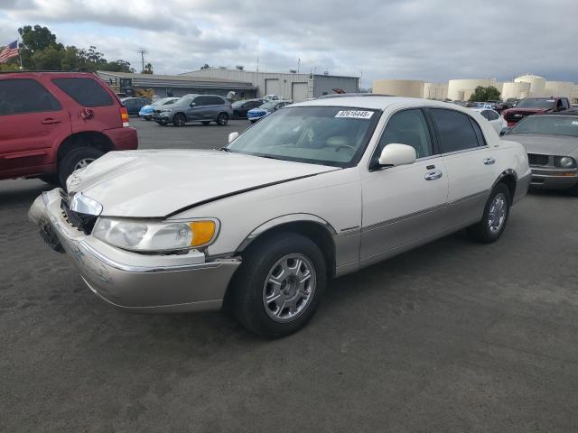 2001 LINCOLN TOWN CAR SIGNATURE, 