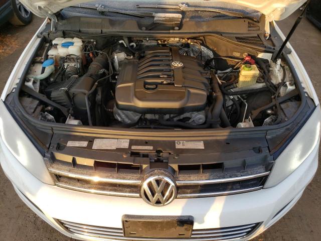 WVGEF9BP8DD001653 - 2013 VOLKSWAGEN TOUAREG V6 WHITE photo 11