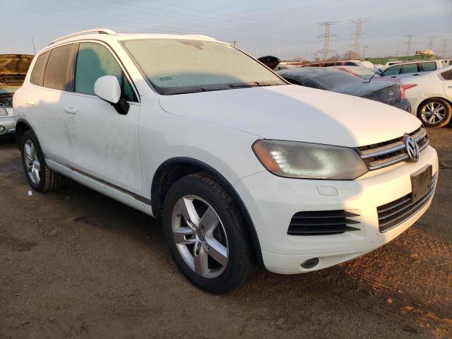 WVGEF9BP8DD001653 - 2013 VOLKSWAGEN TOUAREG V6 WHITE photo 4