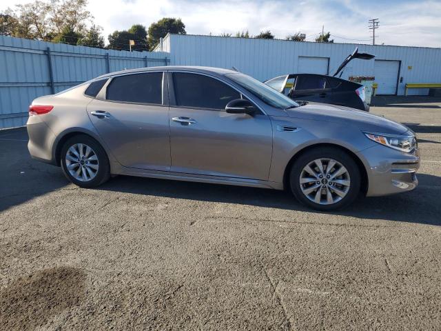 5XXGT4L3XJG269576 - 2018 KIA OPTIMA LX أسمر صورة 4
