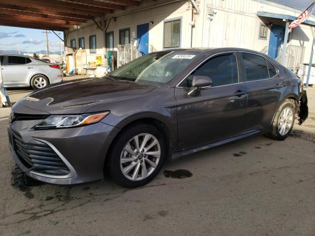 4T1R11AK7NU687127 - 2022 TOYOTA CAMRY LE GRAY photo 1