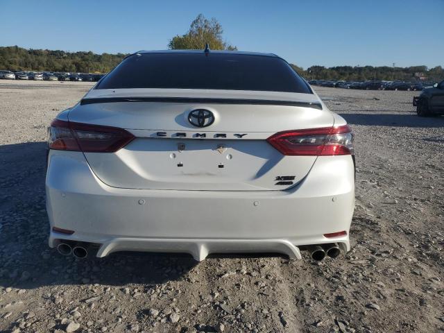 4T1K61BK6NU052742 - 2022 TOYOTA CAMRY XSE WHITE photo 6