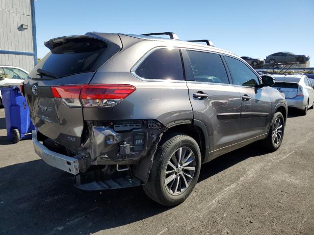 5TDKZRFH8HS230460 - 2017 TOYOTA HIGHLANDER SE GRAY photo 3