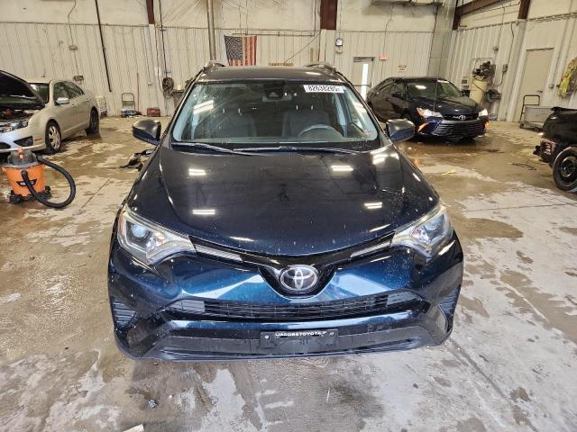 JTMZFREV4JJ174342 - 2018 TOYOTA RAV4 LE Կապույտ լուսանկար 5