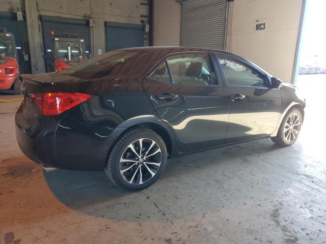 2T1BURHE6JC986045 - 2018 TOYOTA COROLLA L أسود صورة 3