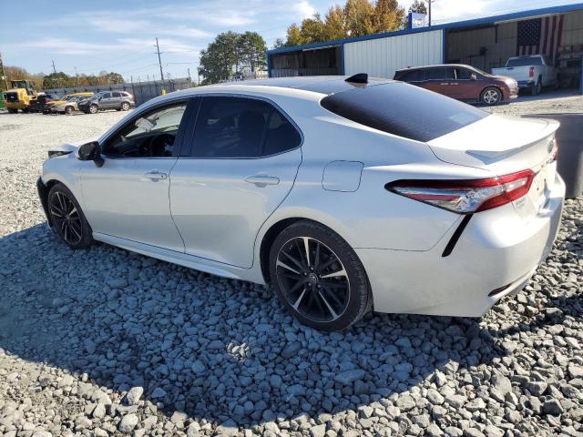 4T1BZ1HK5JU021054 - 2018 TOYOTA CAMRY XSE Beyaz fotoğraf 2