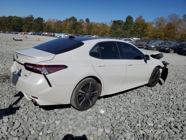 4T1BZ1HK5JU021054 - 2018 TOYOTA CAMRY XSE Beyaz fotoğraf 3