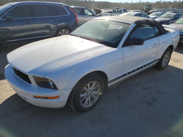 1ZVFT84N575354774 - 2007 FORD MUSTANG WHITE photo 1