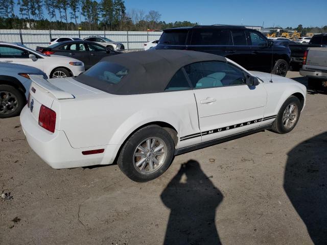 1ZVFT84N575354774 - 2007 FORD MUSTANG WHITE photo 3
