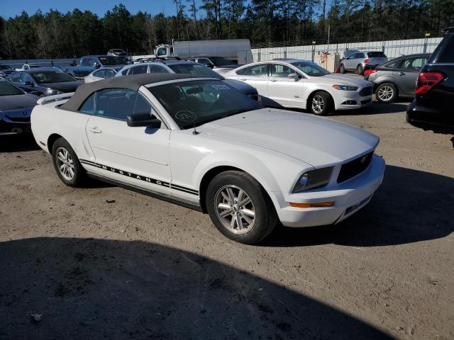 1ZVFT84N575354774 - 2007 FORD MUSTANG WHITE photo 4