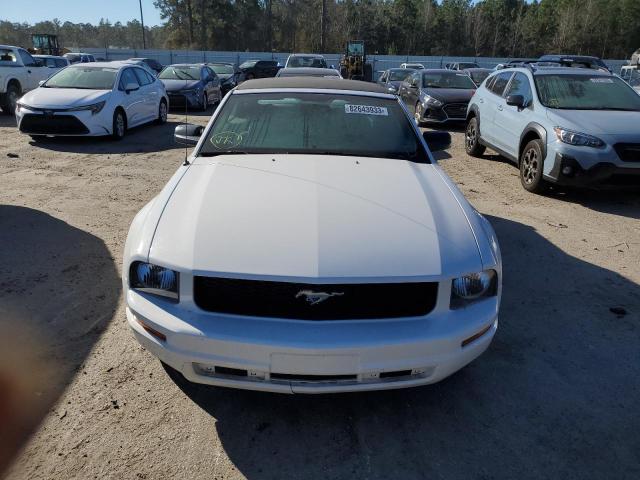 1ZVFT84N575354774 - 2007 FORD MUSTANG WHITE photo 5