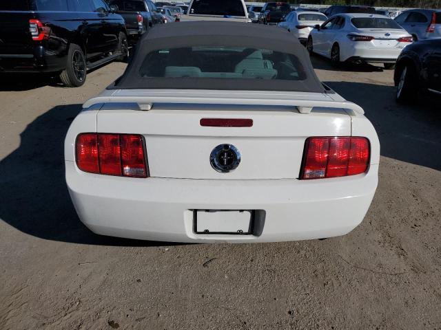 1ZVFT84N575354774 - 2007 FORD MUSTANG WHITE photo 6