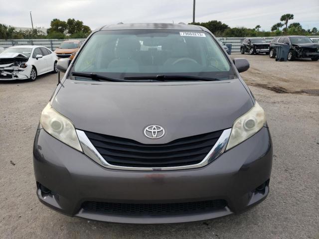 5TDKK3DC6DS327689 - 2013 TOYOTA SIENNA LE GRAY photo 5