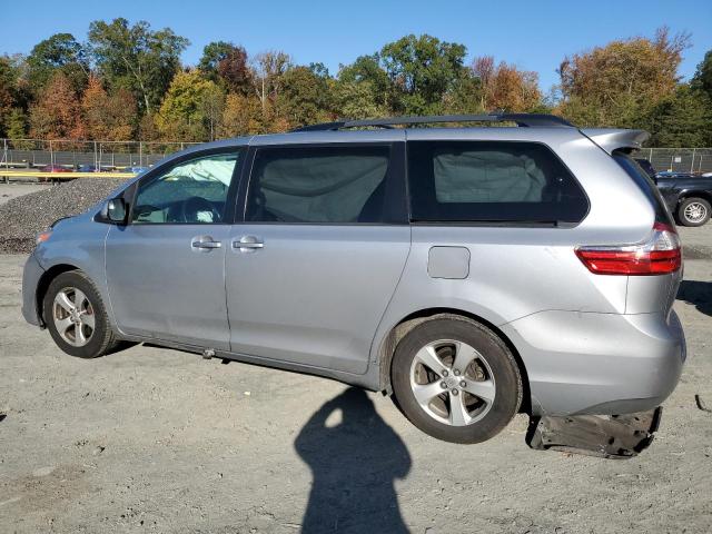 5TDKK3DC5FS567142 - 2015 TOYOTA SIENNA LE 银色 照片 2