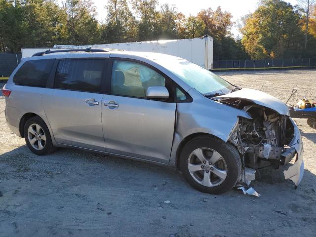 5TDKK3DC5FS567142 - 2015 TOYOTA SIENNA LE 银色 照片 4