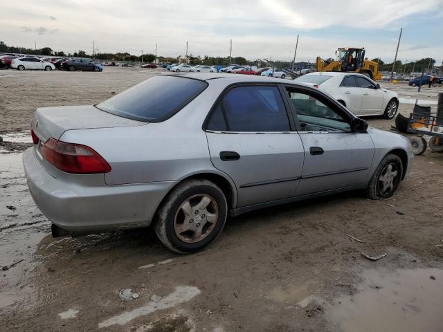 1HGCF8543XA056445 - 1999 HONDA ACCORD DX SILVER photo 3