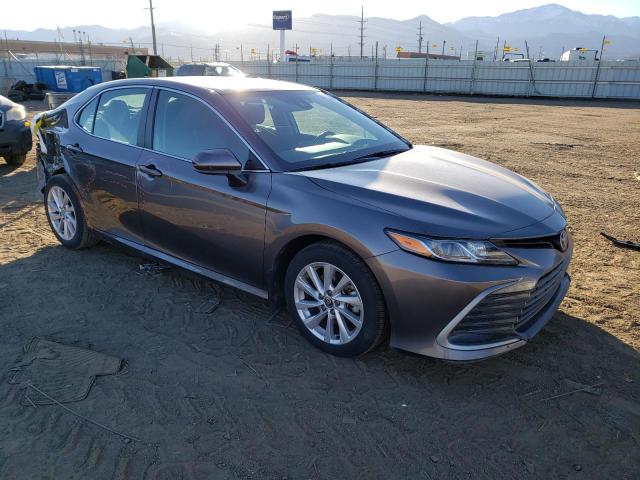 4T1C11AK5MU413543 - 2021 TOYOTA CAMRY LE 灰色 照片 4