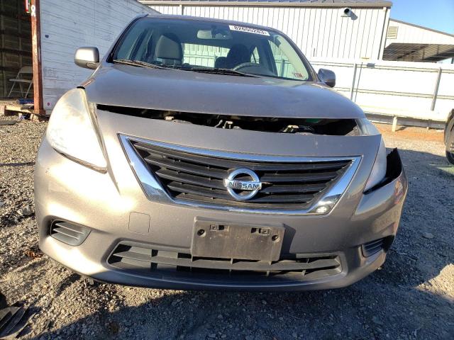 3N1CN7APXDL847686 - 2013 NISSAN VERSA S GRAY photo 5